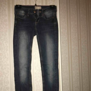  - Blå byxor. Så gott som nya.  Pris kan diskuteras