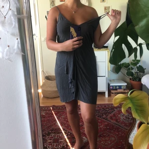 Hm  - Superskön klänning med en fin detalj i midjan! Frakten står köparen för!! - fri frakt🌻
