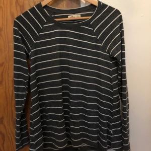 Hollister randig tröja - Långärmad randig tröja från hollister! Supersnygg och skön, recommend 