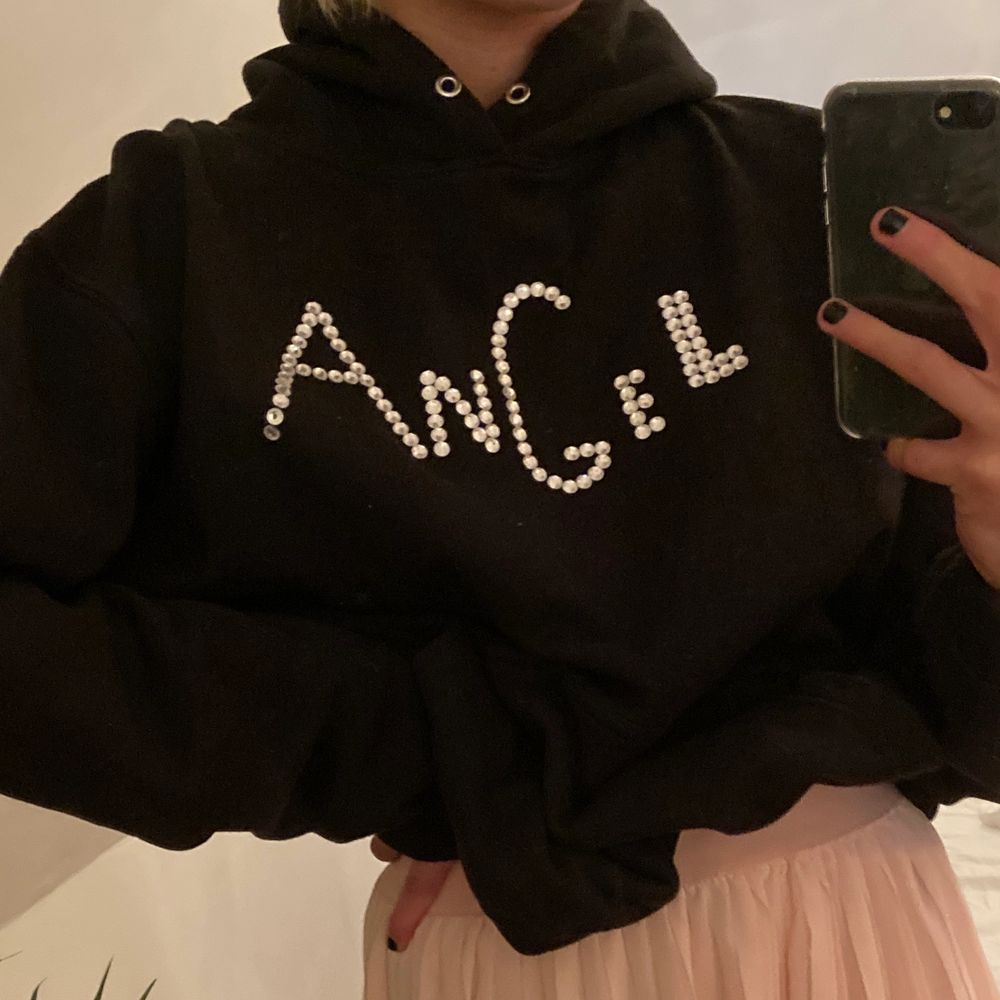 super snygg hoodie där det står ANGEL med rhinestones!! använd max 2 gånger. den kommer tyverr ej till användning därför säljer jag! frakt ingår i priset💕💕💕. Huvtröjor & Träningströjor.