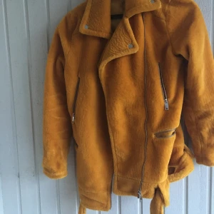 Jacka - Jätte fin jacka från Boohoo i härlig färg💛🧡💛🧡💛, i storlek S. Kan fraktas men då står köparen för frakten