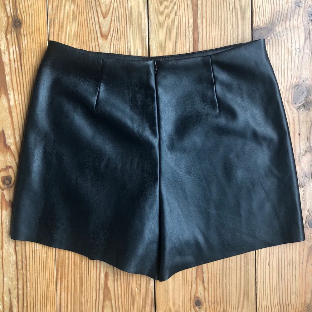 Cool shortskjol i läderimitation från Zara. Snygg passform. Shorts.