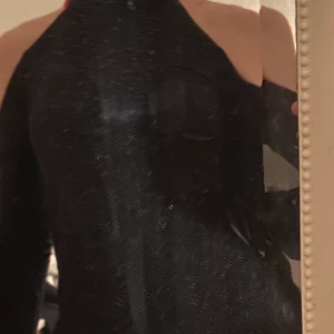 Svart tröja - Svart tröja utan axlar ifrån bikbok. Använd 2 gånger. Stl XS.