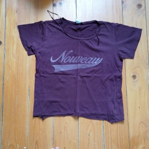 Vinröd t-shirt - Vinröd t-shirt med tryck 