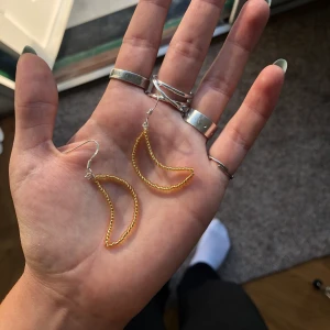 Handgjorda örhängen 🌙 - Handgjorda örhängen i form av månar, nickelfria. Kan göras i andra färger och storlekar vid beställning (men i det fallet kan priset öka). Frakten ligger på 11 kr. Finns fler modeller i min profil 🌻