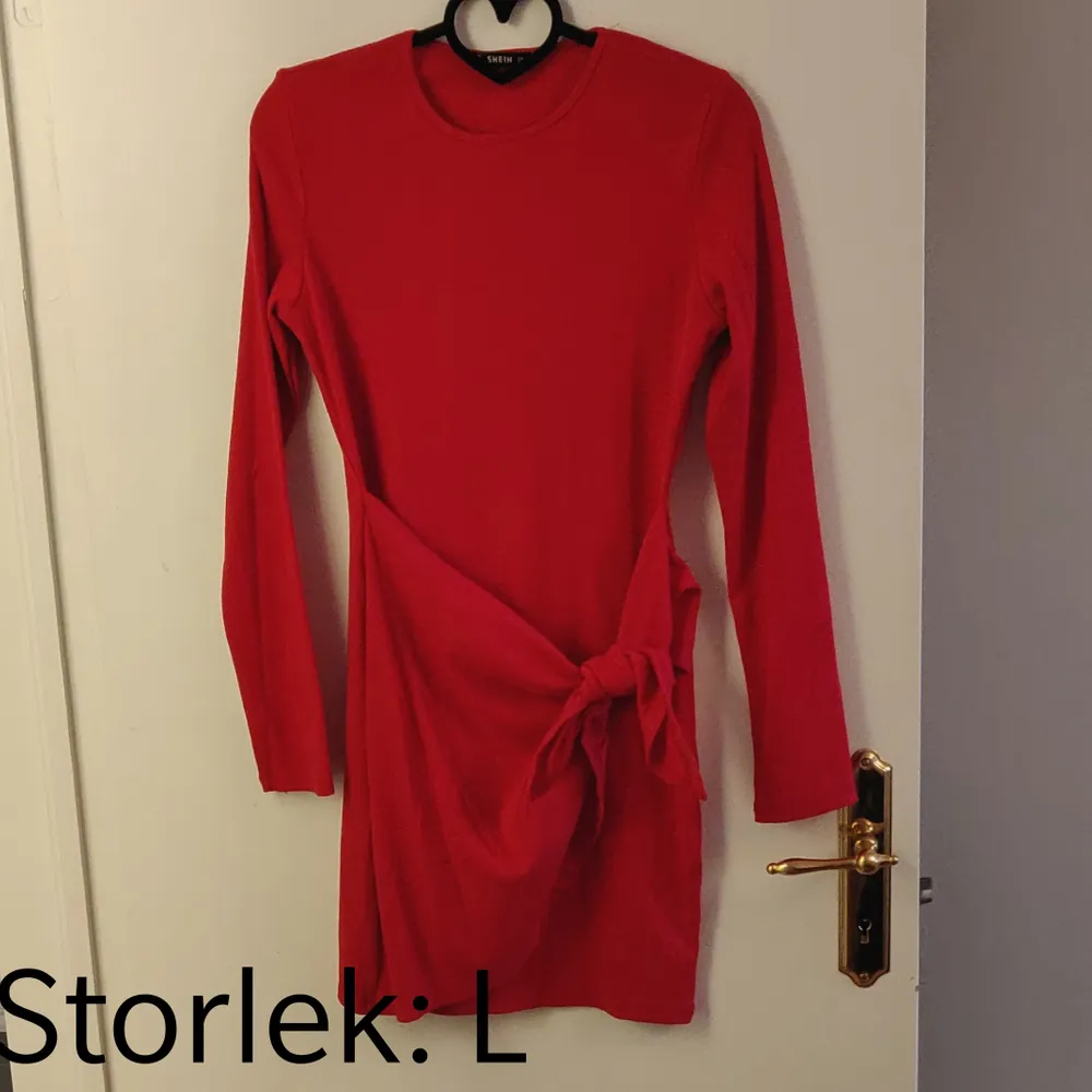 Röd tajt klänning med knytdetalj i fram, aldrig använd! 😊 Kika gärna in vad mer jag säljer! 💞. Klänningar.