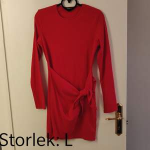 Röd tajt klänning med knytdetalj i fram, aldrig använd! 😊 Kika gärna in vad mer jag säljer! 💞