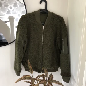 Bomberjacka  - Snygg grön bomberjacka från GinaTricot mini kollektionen i storlek S. Endast testad! Storlek S. Nyskick! Nypris 599kr. Porto 63kr 