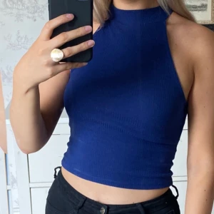 Blå topp - Säljer denna blå topp, den är lite ribbad och har hög hals. I bra skick! Köparen står för frakten💞