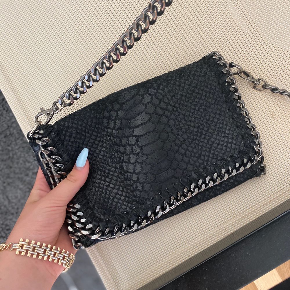 snygg stella mccartney handväska i svart krokodil skin  , köptes för : ca 500kr , A-kopia, pris går att duskutera (:. Väskor.