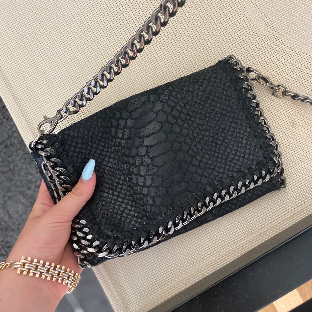 snygg stella mccartney handväska i svart krokodil skin  , köptes för : ca 500kr , A-kopia, pris går att duskutera (:. Väskor.
