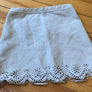 Beige kjol med fina detaljer - Jättefin kjol med fina detaljer i storlek 0 från hollister som jag säljer endast för 5kr (!!!!) då dragkedjan är trasig så den därav måste lämnas in/bytas av en själv! Verkligen ett kap säljes endast då för liten. 