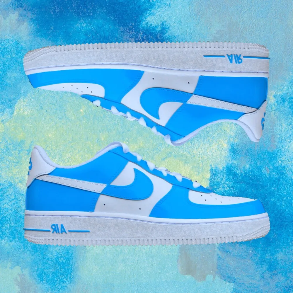 🦋 Blue Dream 🦋  2 par handmålade sneakers. 💙 2 av 2 skor kvar till salu.  💙 Modell: Nike Air Force 1   💙 Storlek 38 💙 Permanent färg, 4 målade sidor. 💙 Skorna är glansiga, mer än vad som syns på bild. 💙. Skor.