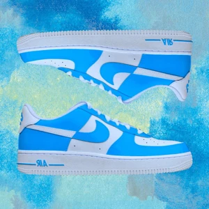 Customized Nike - 🦋 Blue Dream 🦋  2 par handmålade sneakers. 💙 2 av 2 skor kvar till salu.  💙 Modell: Nike Air Force 1   💙 Storlek 38 💙 Permanent färg, 4 målade sidor. 💙 Skorna är glansiga, mer än vad som syns på bild. 💙