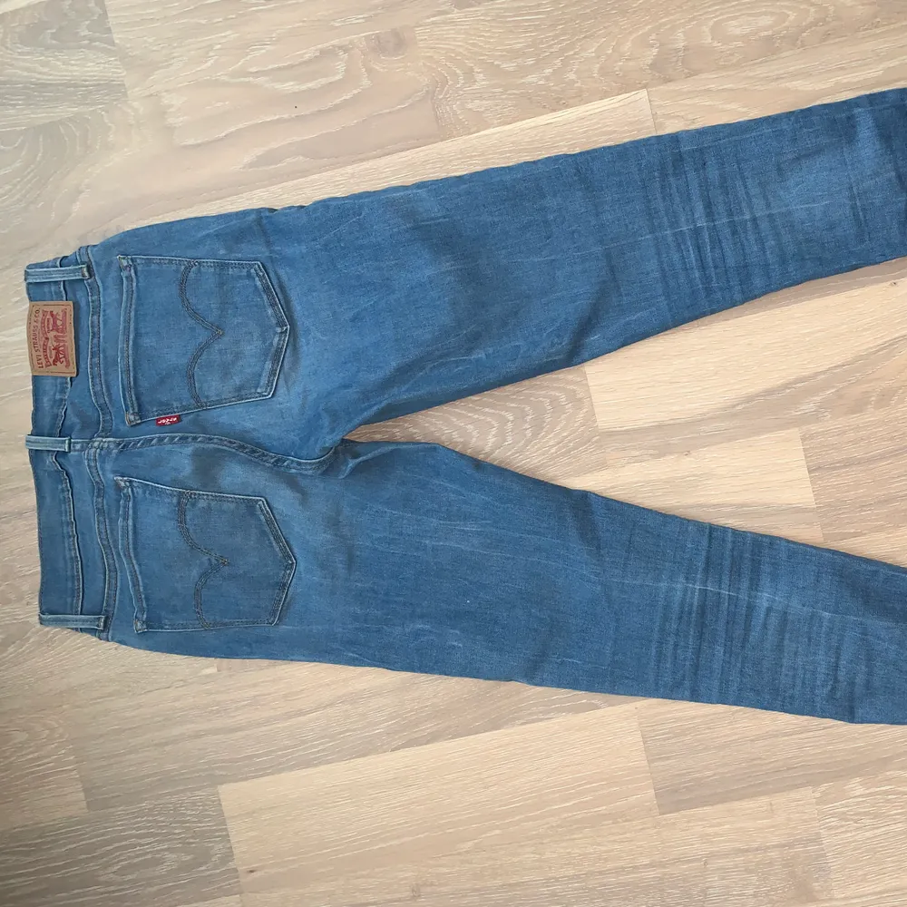 Superfina jeans från Levis i modellen 710 super skinny W26. Köpta i Levis orginalbutik i USA. Använda ett fåtal gånger, nyskick! 250kr + frakt. Jeans & Byxor.