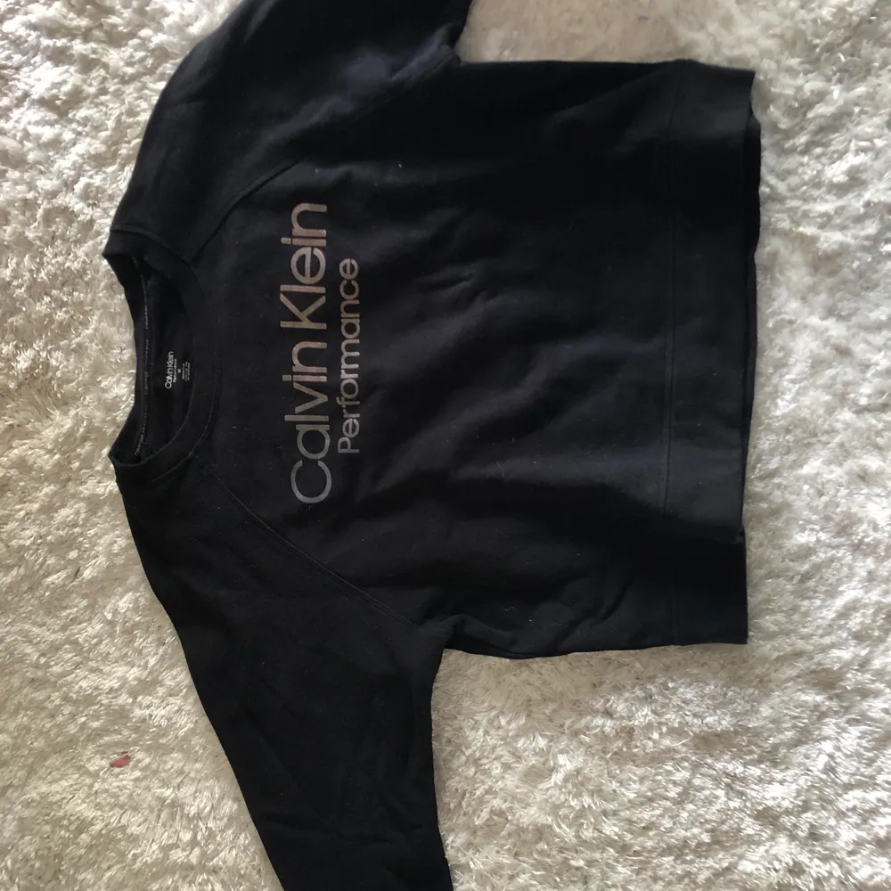 Calvin Klein tröja den är lite sliten men inga fläckar. Frakt 63kr. Hoodies.