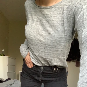 Grå tröja  - En hel långärmad tröja från HM, 70kr + frakt tillkommer💓