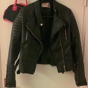 chiquelle - svart skinnjacka från chiquelle, knappt använd. strl 40/M