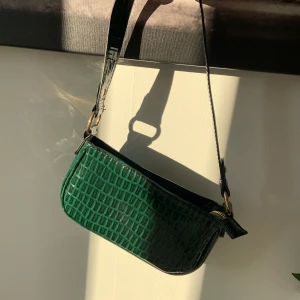 Väska från ASOS - Riktigt trendig väska från ASOS. Snygg och inte sliten alls. Ordinariepris - 200 kr, mitt pris 100 kr 💚