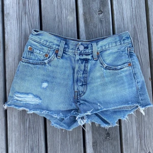 Levis shorts - Supersnygga korta shorts, men som nu säljs eftersom de har blivit för små. Jag skulle säga att de är i använt skick, men fortfarande i mycket bra skick!! Pris:160kr+55kr frakt