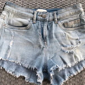 Jeansshorts  - Jeans shorts från h&m i storlek 32.