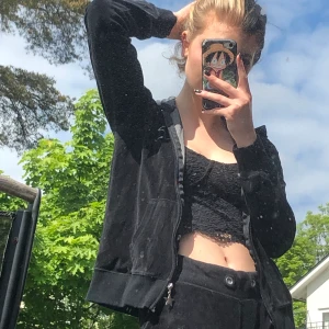 Mjukis Outfit - hela outfiten e till salu (alltså mjuki byxorna och svarta koftan, inte* den svarta toppen), bra skick, jätteskön outfit och extremt mysigt, startbud på 70 kr, buda i kommentarerna eller skriv direkt i dm om du vill köpa ❤️ möts i stockholm!
