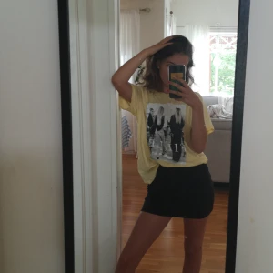 Somrig t-shirt - Helt oanvänd t-shirt från gina. Super somrig och fin! Passar både XS till L beroende på hur du vill att den ska sitta. Jag använder vanligtvis XS/S.