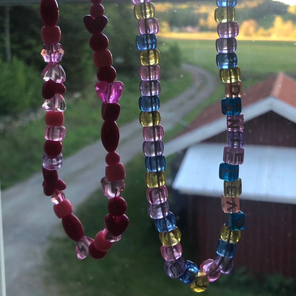 trendiga halsband, rosa och flerfärgat (kan göras mot beställning också!) Skänker 50% av kostnaden till BLM hela veckan! 6 juni - 13 juni. Supersköna att ha på, skaver ingenting! Ser superfint ut till alla kläder och passar bra till sommaren!. Accessoarer.