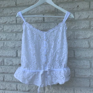 Sommartopp - En sommartopp i spets som kommer från Hollister. Det står strl L men mer som S om man vill ha den lite lösare. Snöre som man kan dra åt eller inte. 