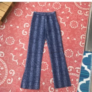 ORMSKINNBYXOR BLÅA - STÖÖÖÖRT SNYGGA ORMSKINNSBYXOR! Som tyvärr inte har kommit till användning, nån röd smal fläck som var där när jag köpte dom som knappt syns. Köparen betalar frakten.