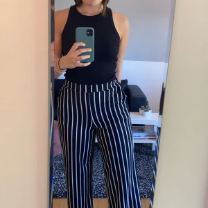 Randiga byxor  - Marinblå- och vita vidabyxor från ginatricot i ett fint skick. Fri frakt💖