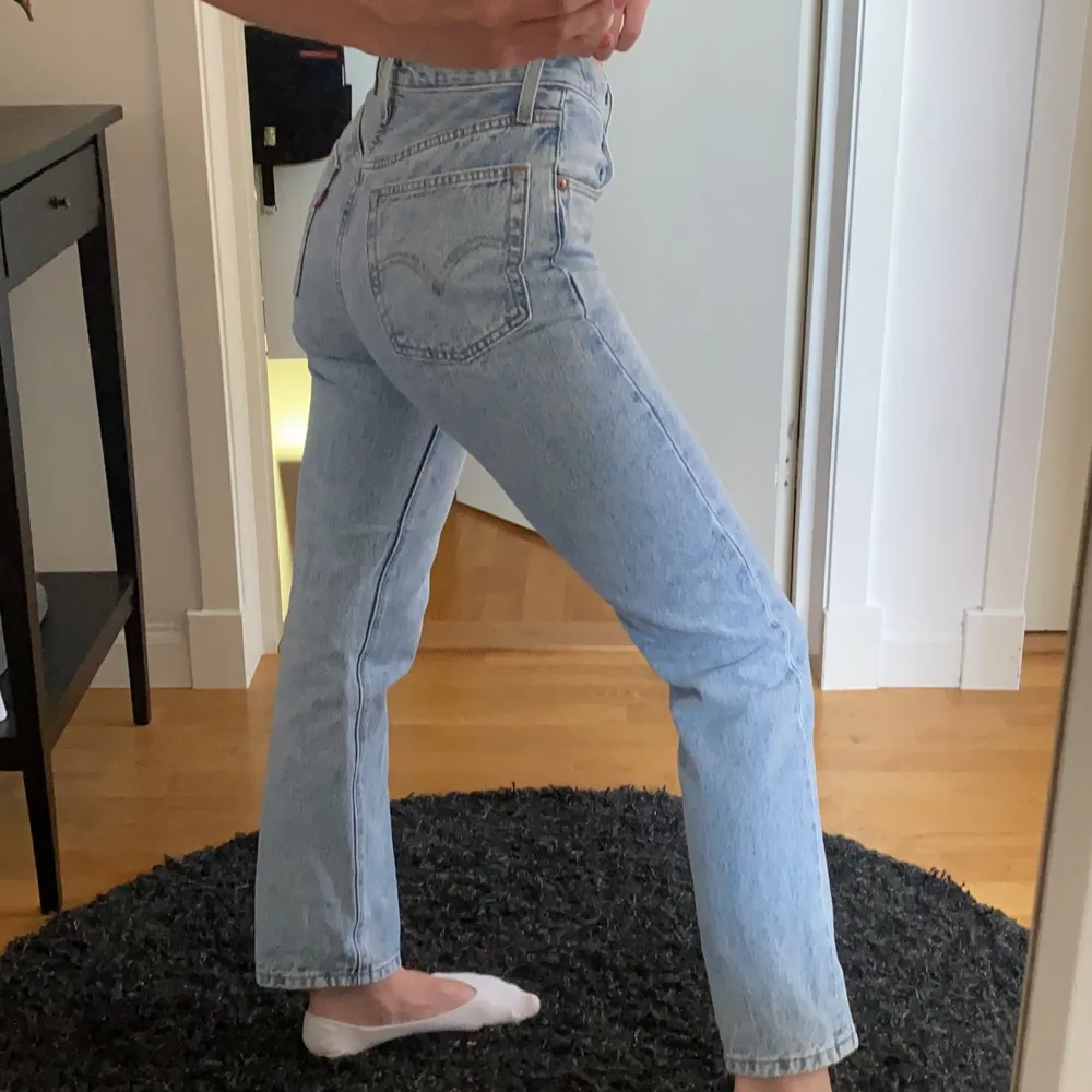 Helt nya Levis 501 cropped jeans. Storlek 24/28. Säljer eftersom min mamma drog bort lapparna när jag skulle skicka tillbaka dem. Kan eventuellt BYTA mot samma modell storlek w24 L30❤️. Jeans & Byxor.