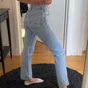 Helt nya Levis 501 cropped jeans. Storlek 24/28. Säljer eftersom min mamma drog bort lapparna när jag skulle skicka tillbaka dem. Kan eventuellt BYTA mot samma modell storlek w24 L30❤️