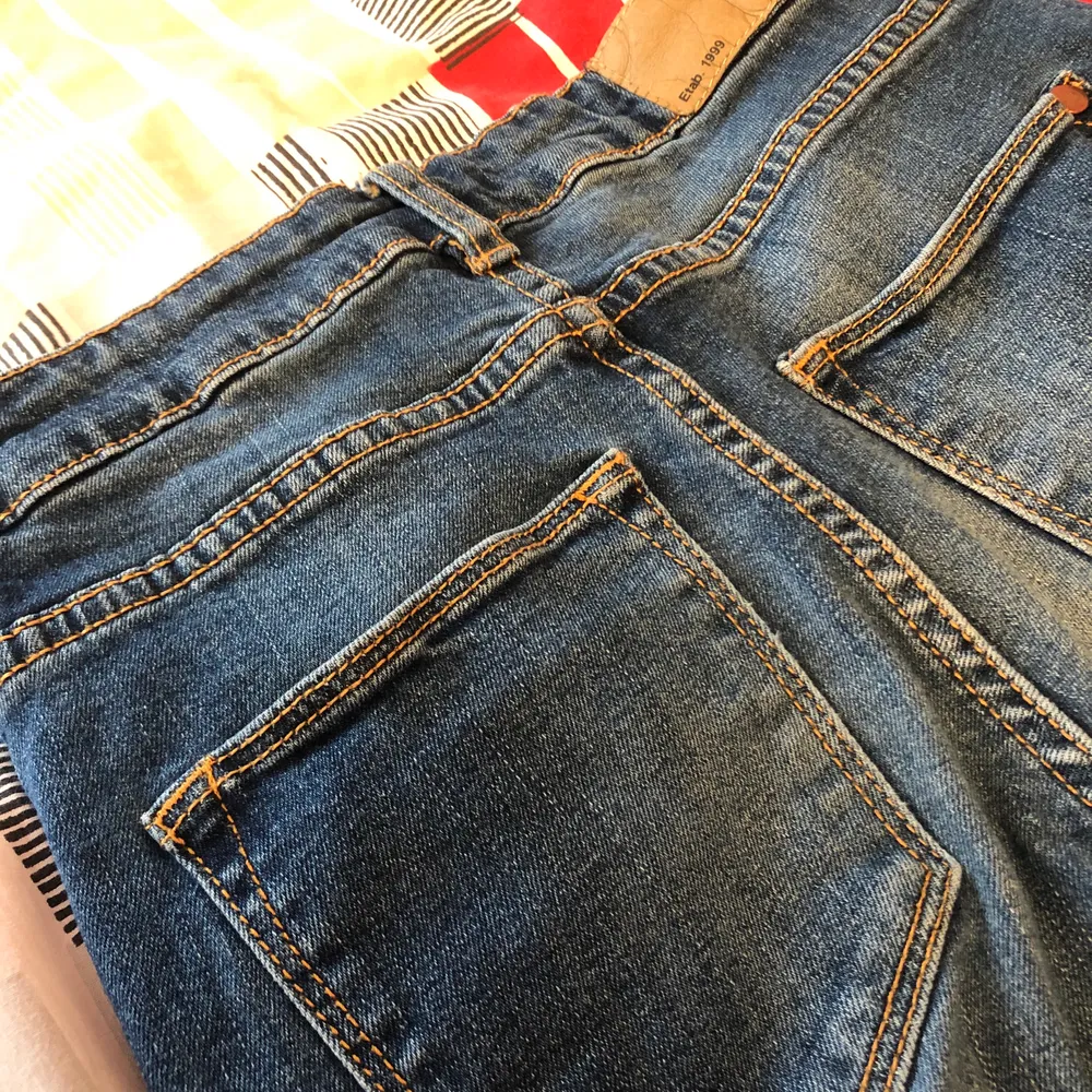 Fina mörkare blå skinny jeans från Lager 157. Långa ben, jag är 165 kunde vika de dubbelt ganska brett vid anklarna. Sitter tajt. För små för mig nu. Knappen har tappat färgen lite annars inga skador. . Jeans & Byxor.