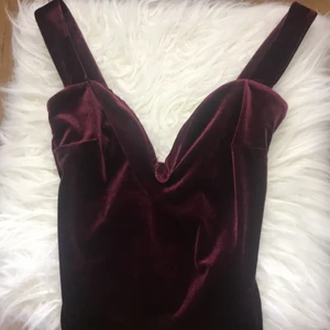 Body - En snygg body i velvet från Bershka(knappar i skrevet). Använd en gång. Frakt tillkommer!