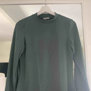  - Jättefin grön långärmad tröja med hög hals från Monki i storlek S. Aldrig använd och väldigt fint skick förutom lite små fläckar av nagellim💓. Köparen står för frakt!😌