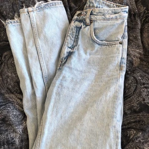 Cheap Monday Jeans - Jeans från cheap monday med slitningar vid anklarna samt under rumpan. skriv för fler bilder på osv. Frakt inkluderat i priset 📦