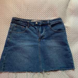Jättefin jeans kjol i storlek 38. Köparen står för frakten💕