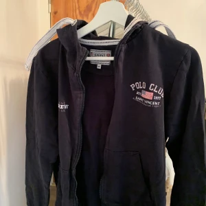 Polo Hoodie med dragkedja - Är i bra skick men använd rätt så mycket. Har tappar färgen lite men är fortfarande fin. Storlek ca. 200kr +frakt men går att buda