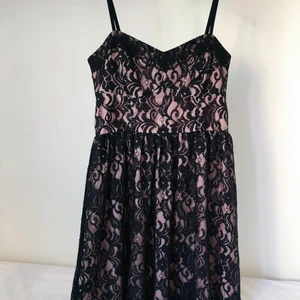 Spetsklänning från Ginatricot - En ljuvlig spetsklänning i nyskick från Gina tricot. Har endast använts en gång då den tyvärr inte är min storlek egentligen. Går ned till knäna och har justerbara axelband. En riktig pärla! 💖