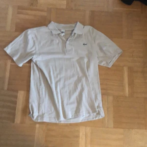 Lacoste piké  - Beige lacoste piké, bra skick, strl M