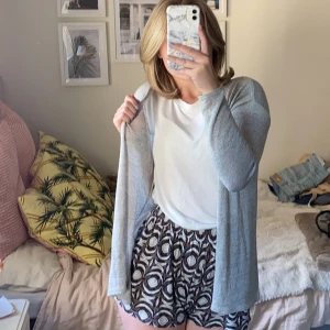 Kofta från H&M - Grå kofta från H&M i strl S. Superskön! Frakt tillkommer💕