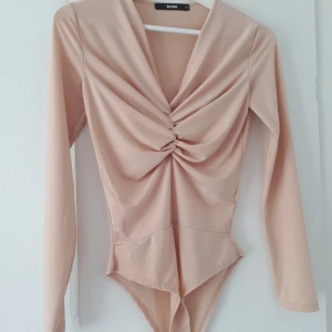 Aprikosfärgad body  - En aprikosfärgad body ifrån bikbok. Den är använd 1 gång, sen bara hängt i garderoben, så den är i nyskick 🖤