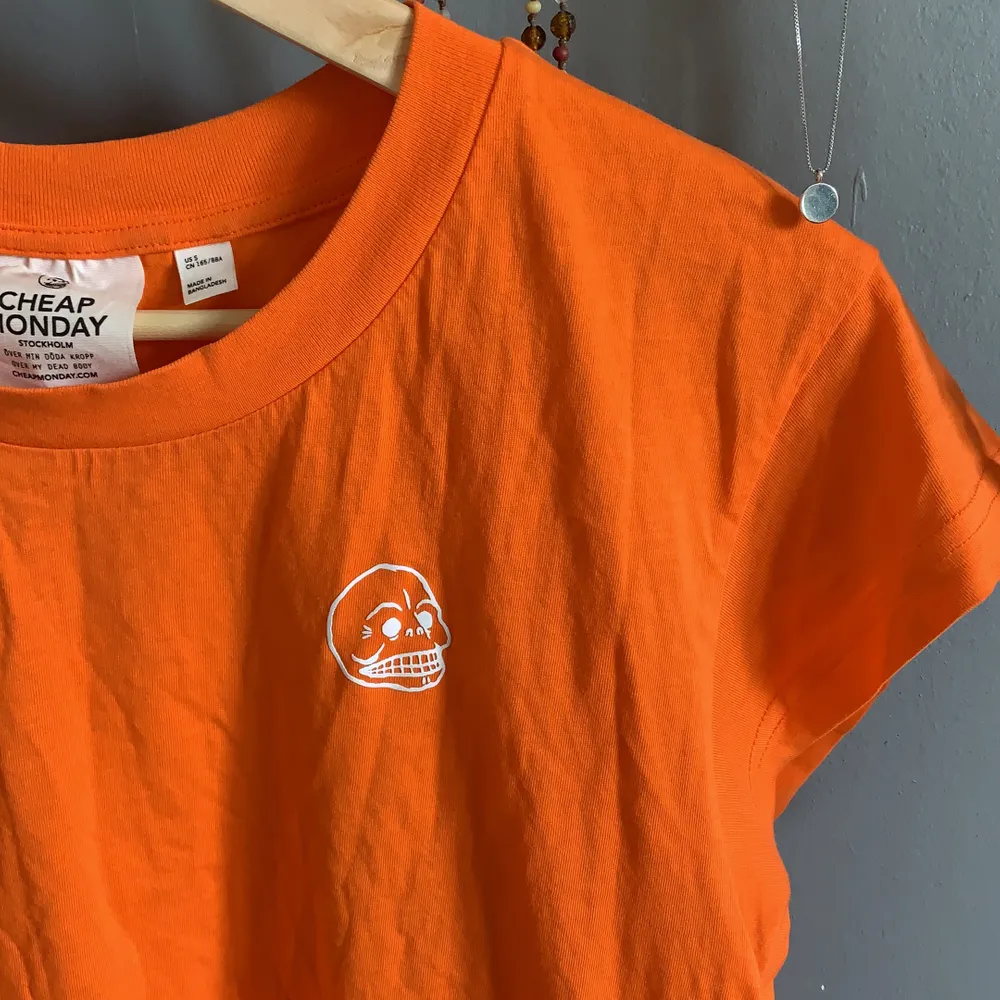 Orange tunn cheap monday T-shirt, färgen är som på 2a och 3e bilden 🦀 . T-shirts.