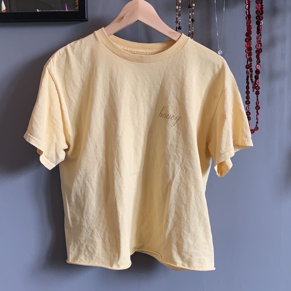 Ljusgul T-shirt från brandy Melville, den är i onesize men jag skulle uppskatta den som en M (jag har strl s/m i vanliga fall) 💛. T-shirts.