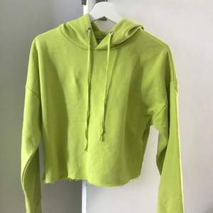 Neon grön croppad hoodie fr. Lager 157! Super snygg och as skön! Buda gärna!