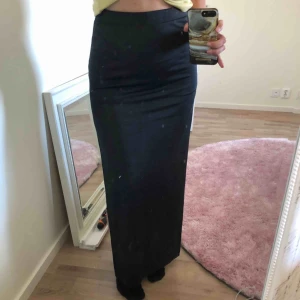  - Mörk grå, aningens glansig kjol från Vila. Hög sprund på båda sidorna. Aldrig använd. 50:- plus frakt. 