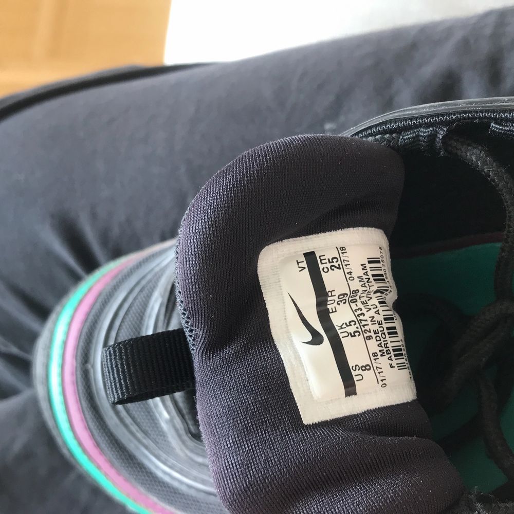 Jag säljer ett par 97or som är för små för mig. Det är storlek 39 men de är väldigt små i storleken. De är använda hyfsat mycket och har tappat lite färg på högra skon som ni ser i bilden. Jag skulle säga att de är 6,5/10 i skick.. Skor.