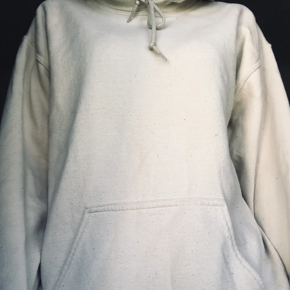 Säljer denna oversized hoodie i den perfekta beiga färgen då den tyvärr inte kommer till användning💕. Hoodies.