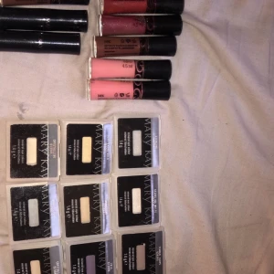 Smink från Mary kay -  Ögonskugga och läpp Glans från Mary kay. Någon enstaka ögonskugga är testad